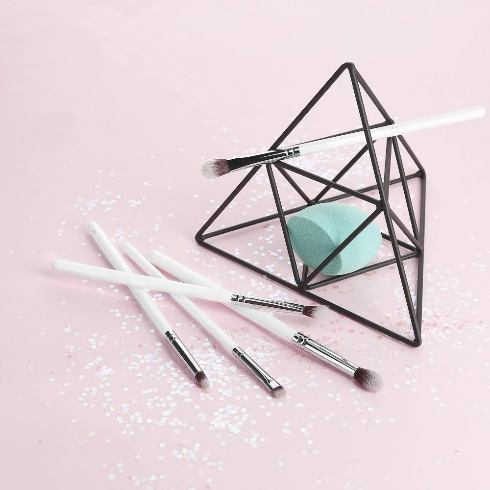 Angled Eyeshadow Brush - 417 - Image 4