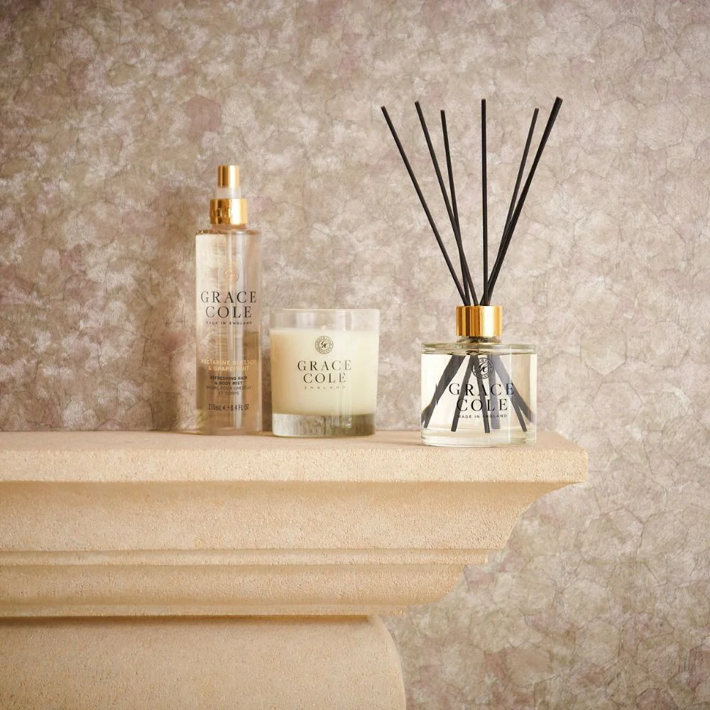 Nectarine Blossom & Grapefruit Candle - 200gr - Image 2
